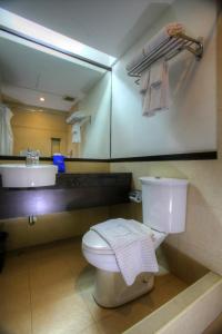 Koupelna v ubytování Fersal Hotel Neptune Makati