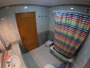 y baño con ducha y cortina de ducha colorida. en Comparte Espacio en Chiclana, en Chiclana de la Frontera