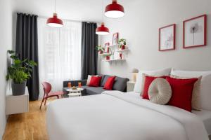 Postel nebo postele na pokoji v ubytování Enjoy Downtown Boutique Apartments #12 by Goodnite cz