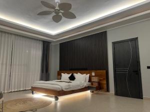 una camera da letto con un letto e un ventilatore a soffitto di MM Beach Villa, Matemwe a Matemwe