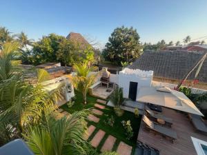 una vista aerea di una casa con palme di MM Beach Villa, Matemwe a Matemwe