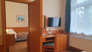 TV a/nebo společenská místnost v ubytování Hotel Baross