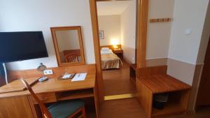 TV a/nebo společenská místnost v ubytování Hotel Baross