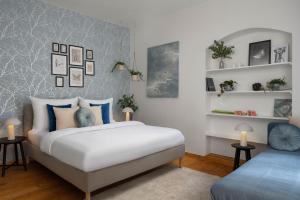 Postel nebo postele na pokoji v ubytování Enjoy Downtown Boutique Apartments #12 by Goodnite cz