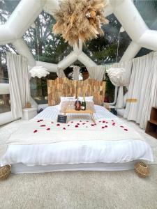 a bedroom with a bed with roses on it at Le Dôme du Lac in Prouilly