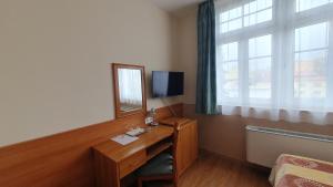 TV a/nebo společenská místnost v ubytování Hotel Baross