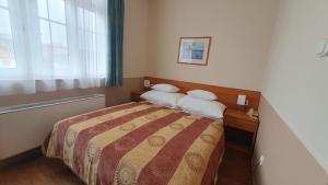 Postel nebo postele na pokoji v ubytování Hotel Baross