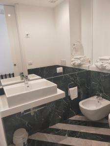 Koupelna v ubytování Hotel Excelsior