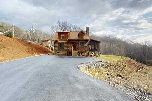 una casa en la ladera de una colina en Moss Creek Cabin, en Sylva