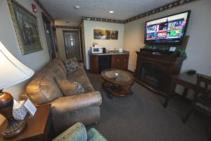 Televisyen dan/atau pusat hiburan di Hearthstone Inn & Suites