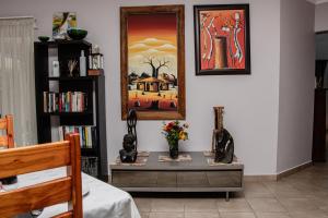 Perpustakaan di rumah tamu ini