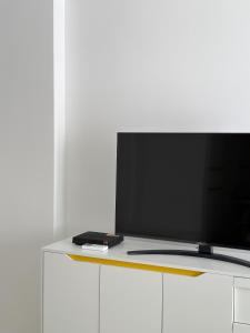 TV a/nebo společenská místnost v ubytování Appartement de luxe climatisé, parking & 2 balcons