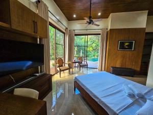 Postel nebo postele na pokoji v ubytování CORON RIVERSIDE Guesthouse + 37 fotografií