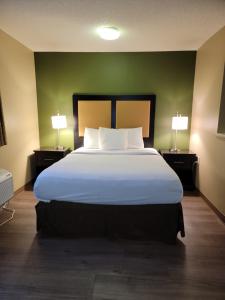 Postel nebo postele na pokoji v ubytování Extended Stay Cary