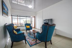 sala de estar con 3 sillas y mesa en Safi Elegant Self-catering Suite 5, en East London