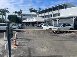 哥西尔卡莱贝思酒店的建筑物前停放汽车的停车场