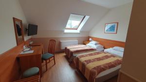 Postel nebo postele na pokoji v ubytování Hotel Baross