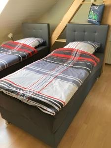 two beds sitting next to each other in a bedroom at Fewowe Ferienwohnung Wenden in Wenden