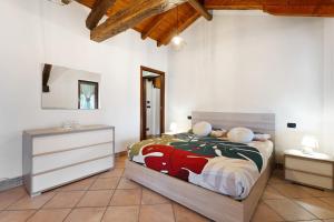 ボルゴマネーロにあるL' Antico Fienileのテディベアが2体乗ったベッドのある寝室