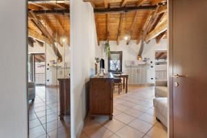 ボルゴマネーロにあるL' Antico Fienileの木製の天井のキッチン&ダイニングルーム
