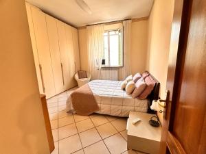 a small bedroom with a bed and a window at Momenti Suite in Piombino