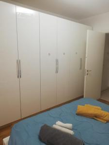 Postel nebo postele na pokoji v ubytování Inalpi Arena Apartment Virgilio - SANTA RITA - STADIO OLIMPICO