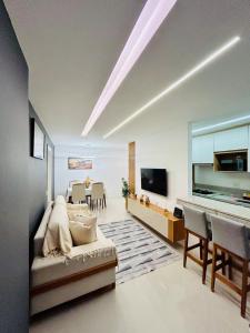 un salon avec un canapé et une salle à manger dans l'établissement Charme e conforto na Barra - Perto da Praia- Casa Aurora, à Rio de Janeiro