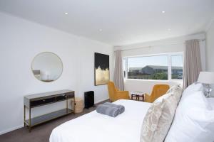 een hotelkamer met twee bedden en een raam bij Comfort & Style apartment 200m to beach with parking in Kaapstad