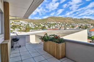 een balkon met uitzicht op een stad bij Comfort & Style apartment 200m to beach with parking in Kaapstad