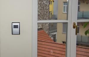 una puerta a una ventana con vistas al techo en White Lotus Apartment, en Viena