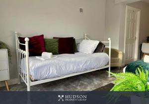 Ένα ή περισσότερα κρεβάτια σε δωμάτιο στο Donnington Apartments - Studio 4