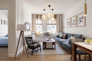 a living room with a couch and a table at Sanhaus Apartments - ul HAFFNERA i okolice - 3-5 minut od plaży i deptaka in Sopot