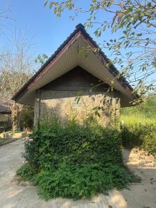 a building with ivy growing on the side of it at Rublom Resort Mae Taeng in Mae Taeng +20 photos