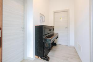 un piano viejo en una habitación con puerta en SG Rooms - Casa Laura, en Peschiera del Garda 40 fotos más