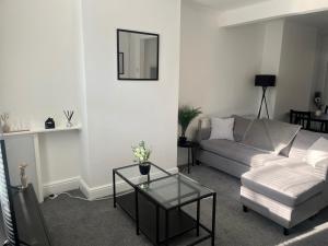 ダートフォードにある2Bed Sleeps 3 - Central Near Train Station Wifiのソファとテーブルのあるリビングルーム