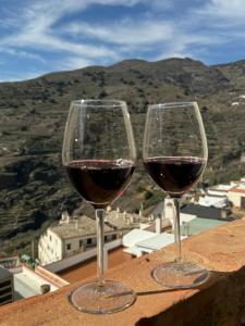 OhanesにあるAlojamiento Rural El Abuelo Pacoの二杯の赤ワイン