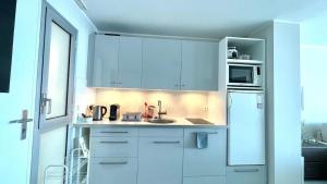 Cucina o angolo cottura di LA RESIDENCE COSTA PLANA, Appt 204, VUE SUR LA MER