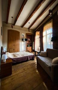 Un dormitorio con una cama y un sofá en una habitación. en OLD Tbilisi ! Старый Тбилиси, en Tiflis