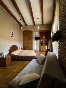 Un dormitorio con una cama y un sofá en una habitación. en OLD Tbilisi ! Старый Тбилиси, en Tiflis