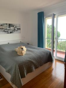 カニコにあるOcean View Condoの寝室のベッドに座るテディベア