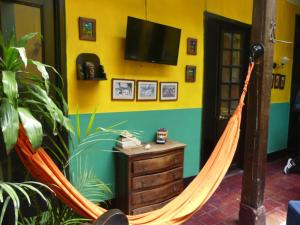 TV a/nebo společenská místnost v ubytování Hostal Hanoi en Bogotá
