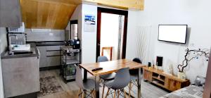 Køkken eller tekøkken på Trilocale mansardato nel cuore della Val Di Fiemme