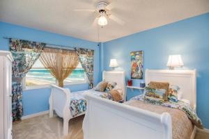 Voodi või voodid majutusasutuse Oceanfront Oasis - 2br2ba Direct Oceanfront! toas