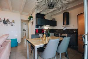 Η κουζίνα ή μικρή κουζίνα στο SG Family - Sunset Home