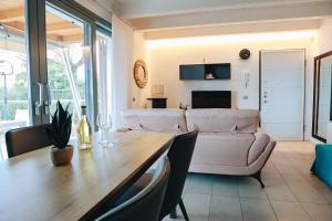 Μια τηλεόραση ή/και κέντρο ψυχαγωγίας στο SG Family - Sunset Home