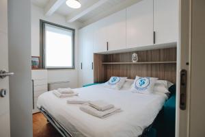 Ένα ή περισσότερα κρεβάτια σε δωμάτιο στο SG Family - Sunset Home +31 φωτογραφίες