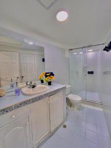 Koupelna v ubytování Apartamento hermoso en cartagena el laguito bocagrande con vista al mar + 5 fotografií