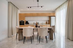 a kitchen and dining room with a table and chairs at Oasis Villa 3 in Khlorakas