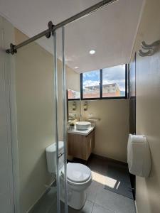 Koupelna v ubytování Hostelfc Loft 60 + 26 fotografií