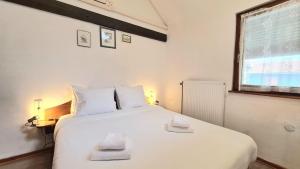 ベーブレンハイムにあるGîte et Chambres d'hôtes, l'Erableの白いベッドとタオルが2枚置かれた寝室 +30枚の写真